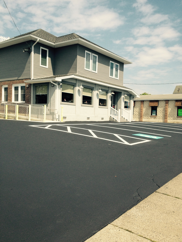 Commercial driveway and parking lot asphalt sealcoating in Allentown, PA