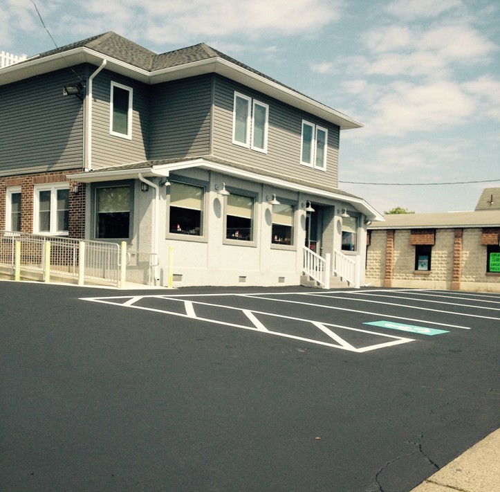 Commercial asphalt sealcoating in Easton, PA